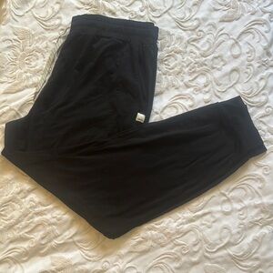 Vuori Black Crop Jogger. Size X-large